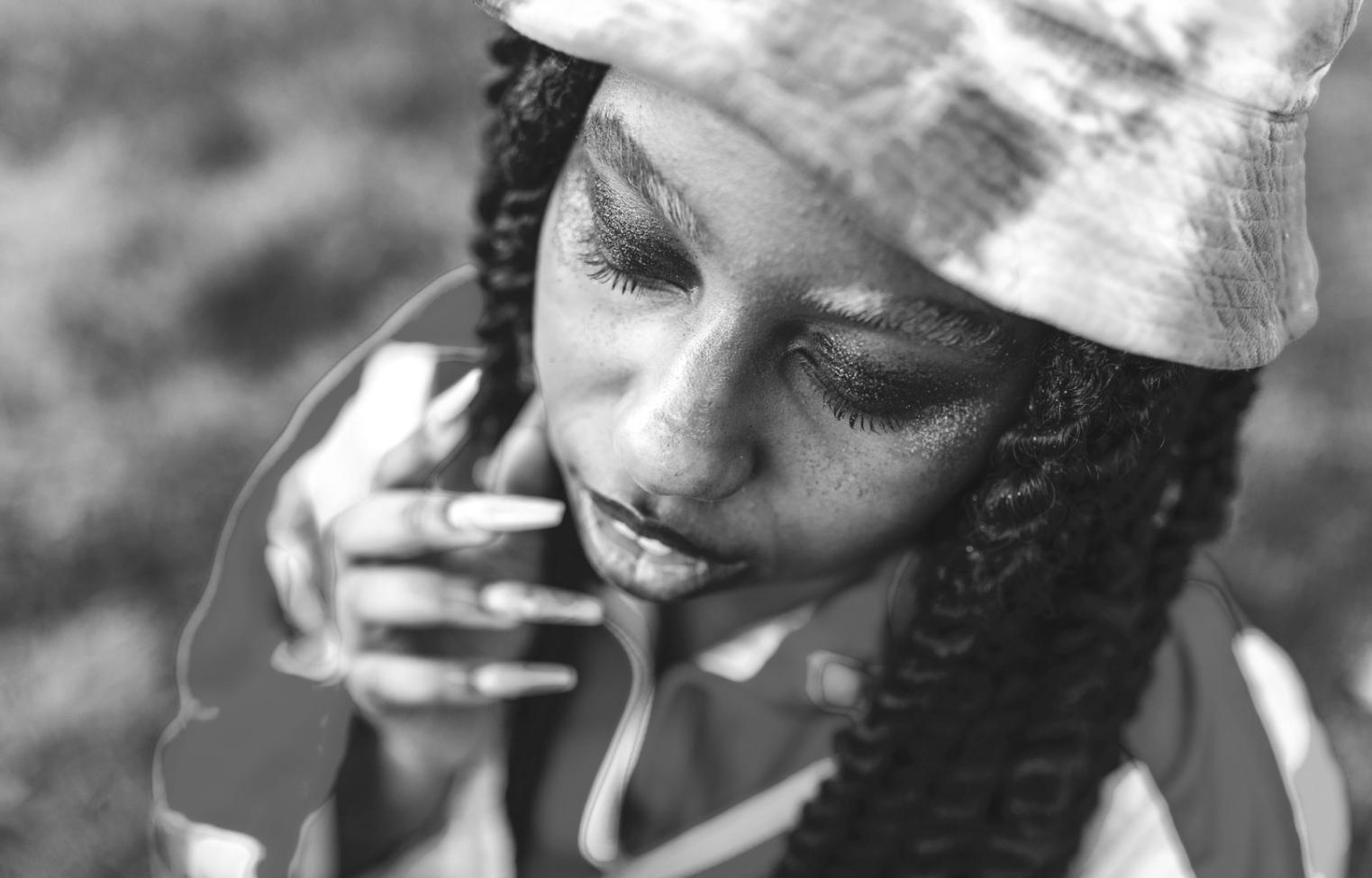 Trucco teatrale professionale in fase di applicazione