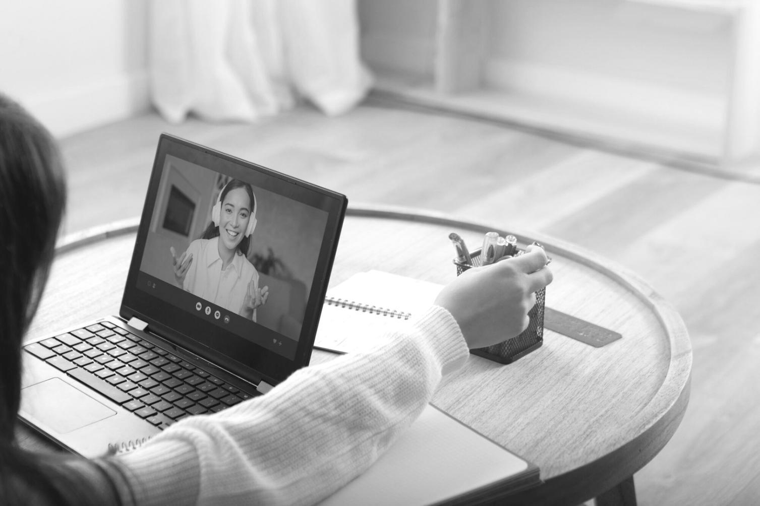 Dettaglio di un trucco fantasy con elementi decorativi elaborati