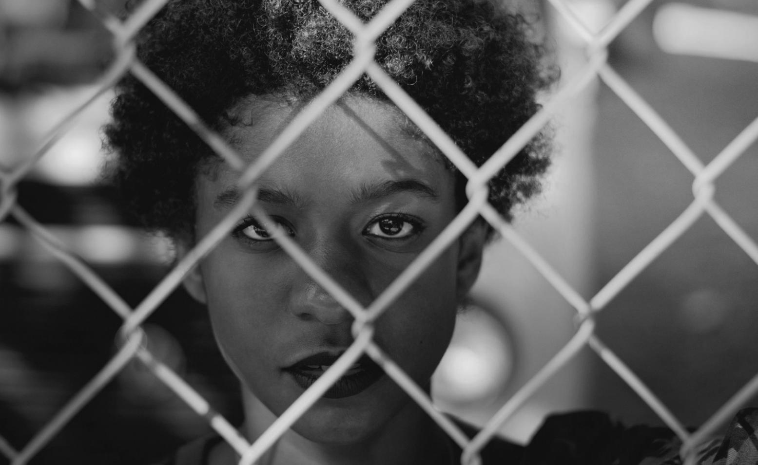 Makeup artist al lavoro con pennelli professionali durante una sessione di trucco