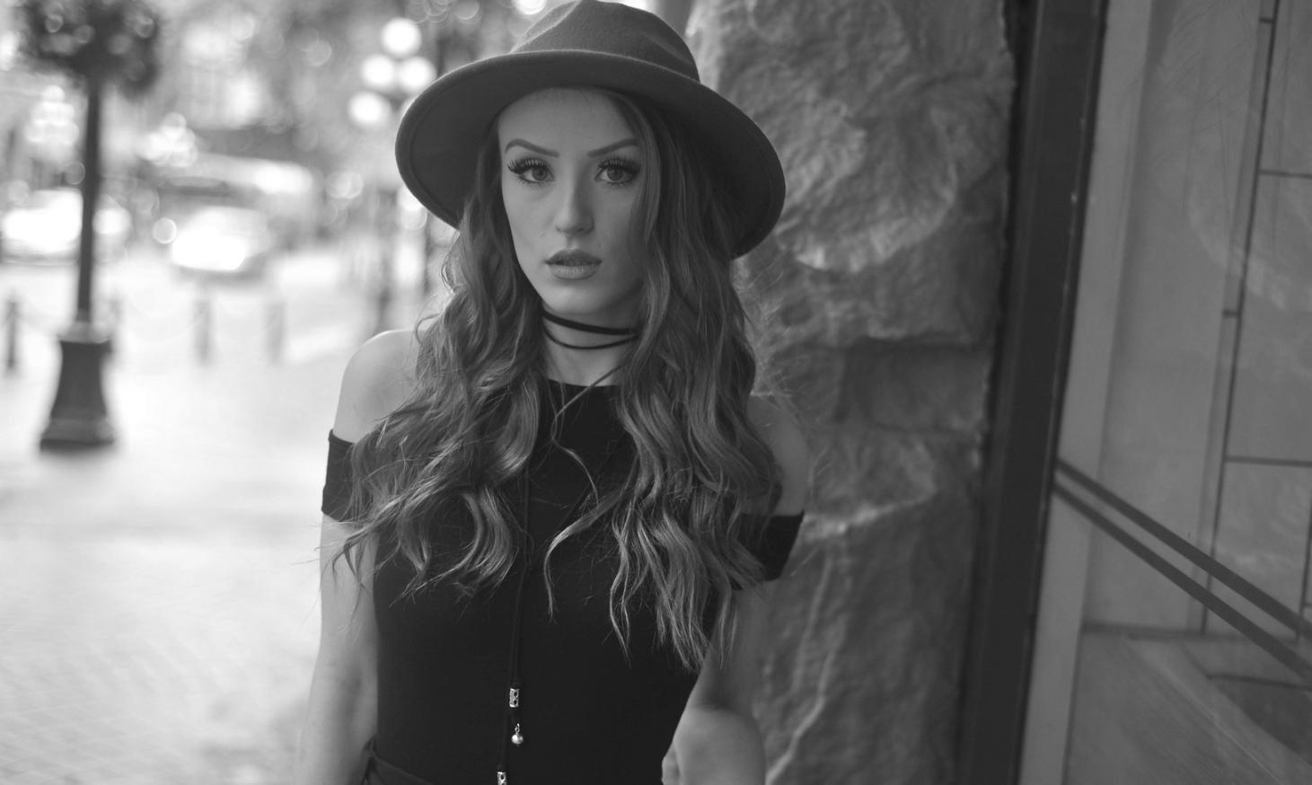 Studenti durante una lezione pratica di trucco teatrale